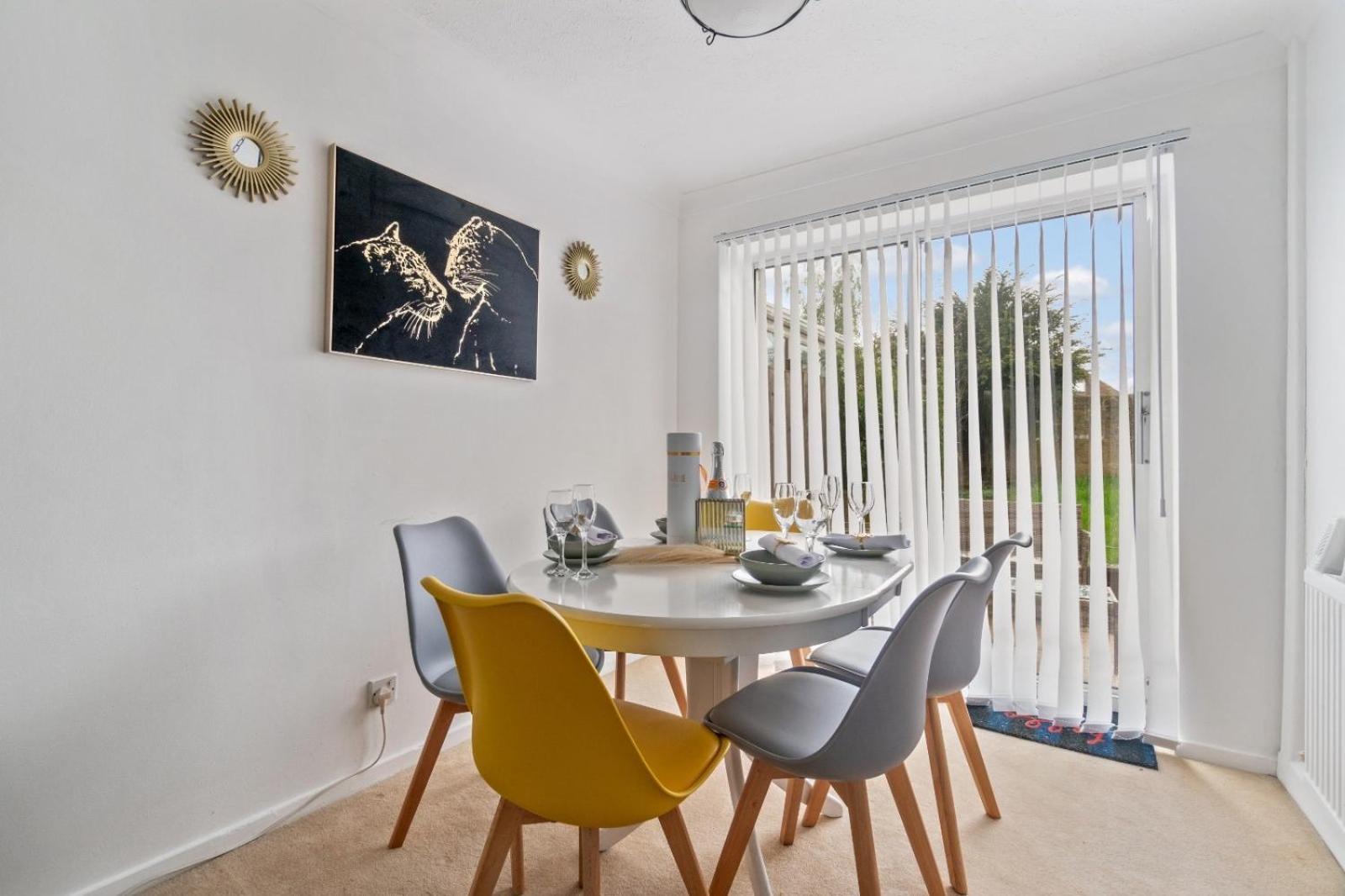 Lush House Close To Ashford Town Centre With Driveway Exterior photo